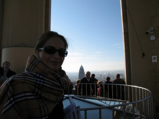 Dresda, imagine din turnul Bisericii Maicii Domnului (Frauenkirche). In plan secund, turnul Primariei