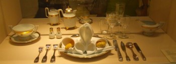 Vesela imperiala( Servetelul de pe farfurie are o suprafatza de 1metru patrat si acest model de impaturire mai este cunoscut la ora actuala doar de 3 oameni care pastreaza secretul cu sfintenie, iar modelul acesta poate fi folosit doar la mesele la care participa membrii ai unor famili regale)