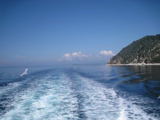 Grecia, cu vaporul pe langa Muntele Athos