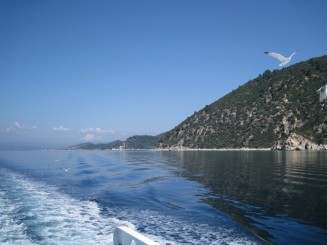 Grecia, cu vaporul pe langa Muntele Athos