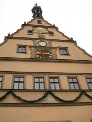 Germania, Rothenburg ob der Tauber: Birtul Sfetnicilor cu ceasul din 1683