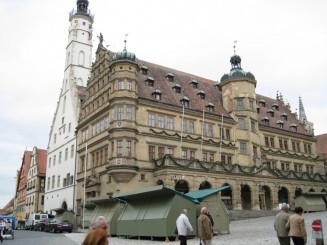 Germania, Rothenburg ob der Tauber: Primaria (ambele corpuri de cladire apartin primariei)