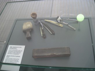 Germania: Lagarul nazist de la Dachau (obiectele personale ale unui detinut care era obligat sa-si practice meseria in folosul lafarului)