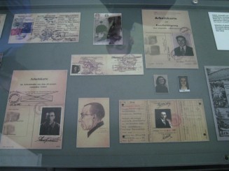 Germania: Lagarul nazist de la Dachau (in muzeu, la intrarea in lagar, detinutilor li se retineau documentele personale)
