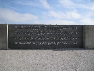 Germania: Lagarul nazist de la Dachau (zidul pentru executii)