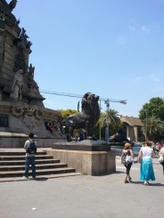 leu care strajuie statuia lui Cristofor Columb