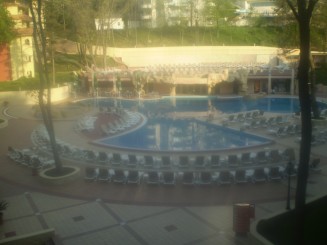 Piscina din curtea interioară a hotelului