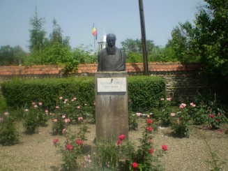 Nicolae Iorga în curtea Casei Memoriale