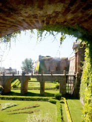 PEISAJ FACUT PRIN FEREASTRA CASTEL