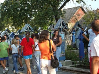 Lume multă la Cimitirul Vesel de la Săpânţa