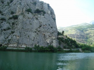 Croatia - Staţiunea Omis şi rafting în canionul râului Cetina.