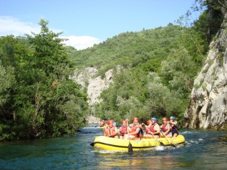 Croatia - Staţiunea Omis şi rafting în canionul râului Cetina.