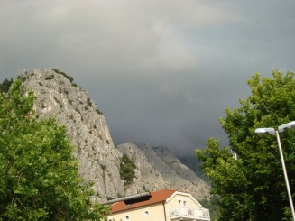 Croatia - Staţiunea Omis şi rafting în canionul râului Cetina.