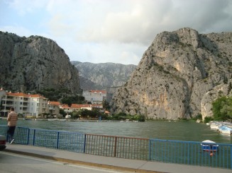 Croatia - Staţiunea Omis şi rafting în canionul râului Cetina.