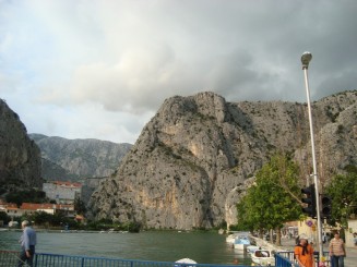 Croatia - Staţiunea Omis şi rafting în canionul râului Cetina.