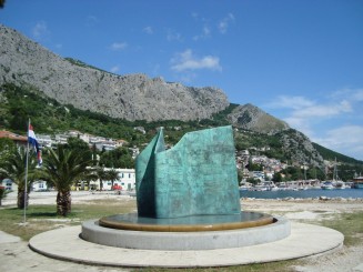 Croatia - Staţiunea Omis şi rafting în canionul râului Cetina.