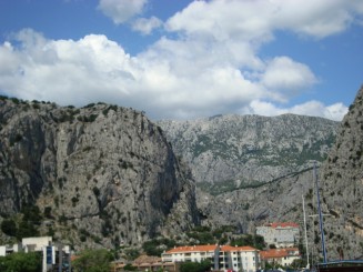 Croatia - Staţiunea Omis şi rafting în canionul râului Cetina.