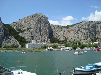 Croatia - Staţiunea Omis şi rafting în canionul râului Cetina.