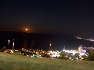 portul Zakyntos noaptea cu luna portocalie