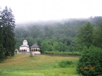 Capela si cimitirul