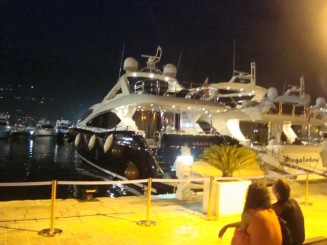 Muntenegru - Budva by night (Promenada)