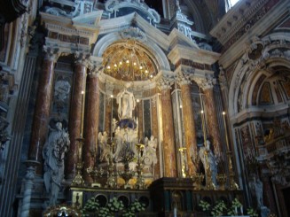 Napoli - Un giuvaer sub munti de gunoaie.