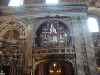 Napoli - Un giuvaer sub munti de gunoaie.