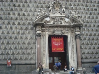 Napoli - Un giuvaer sub munti de gunoaie.