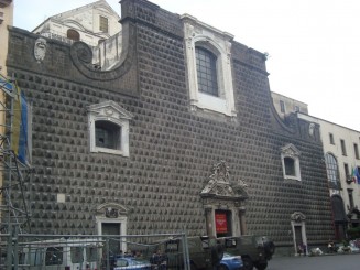 Napoli - Un giuvaer sub munti de gunoaie.