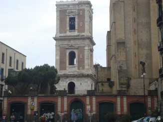Napoli - Un giuvaer sub munti de gunoaie.