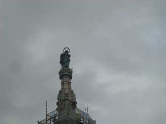 Napoli - Un giuvaer sub munti de gunoaie.