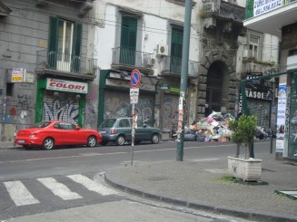 Napoli - Un giuvaer sub munti de gunoaie.