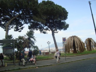 Napoli - Un giuvaer sub munti de gunoaie.