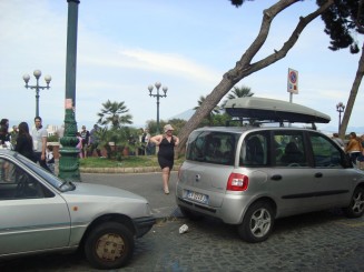 Napoli - Un giuvaer sub munti de gunoaie.