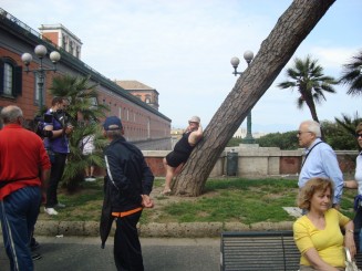 Napoli - Un giuvaer sub munti de gunoaie.