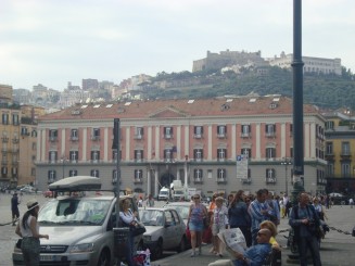 Napoli - Un giuvaer sub munti de gunoaie.