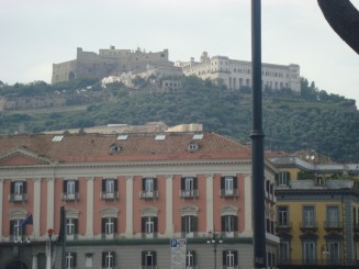 Napoli - Un giuvaer sub munti de gunoaie.