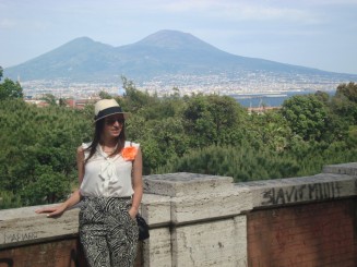 Napoli - Un giuvaer sub munti de gunoaie.