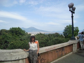 Napoli - Un giuvaer sub munti de gunoaie.