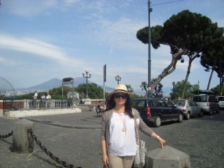 Napoli - Un giuvaer sub munti de gunoaie.