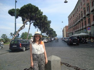 Napoli - Un giuvaer sub munti de gunoaie.