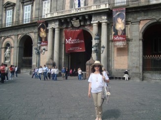 Napoli - Un giuvaer sub munti de gunoaie.