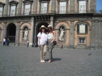 Napoli - Un giuvaer sub munti de gunoaie.