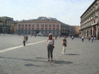 Napoli - Un giuvaer sub munti de gunoaie.