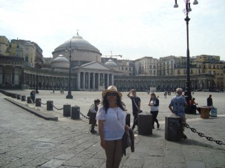 Napoli - Un giuvaer sub munti de gunoaie.