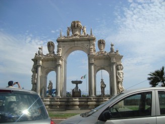 Napoli - Un giuvaer sub munti de gunoaie.