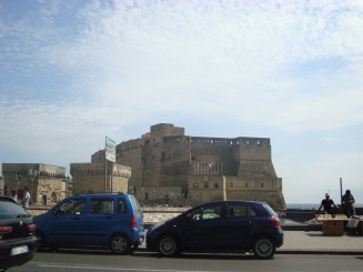 Napoli - Un giuvaer sub munti de gunoaie.