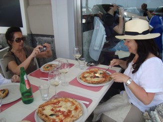 Napoli - Un giuvaer sub munti de gunoaie.