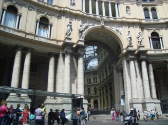 Napoli - Un giuvaer sub munti de gunoaie.