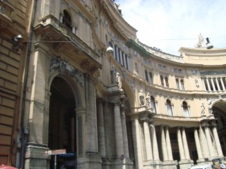 Napoli - Un giuvaer sub munti de gunoaie.